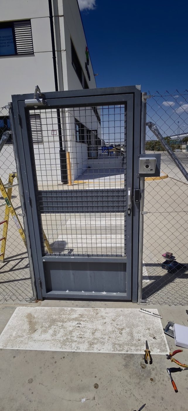 Puerta de acceso con videoportero en una instalación AGR