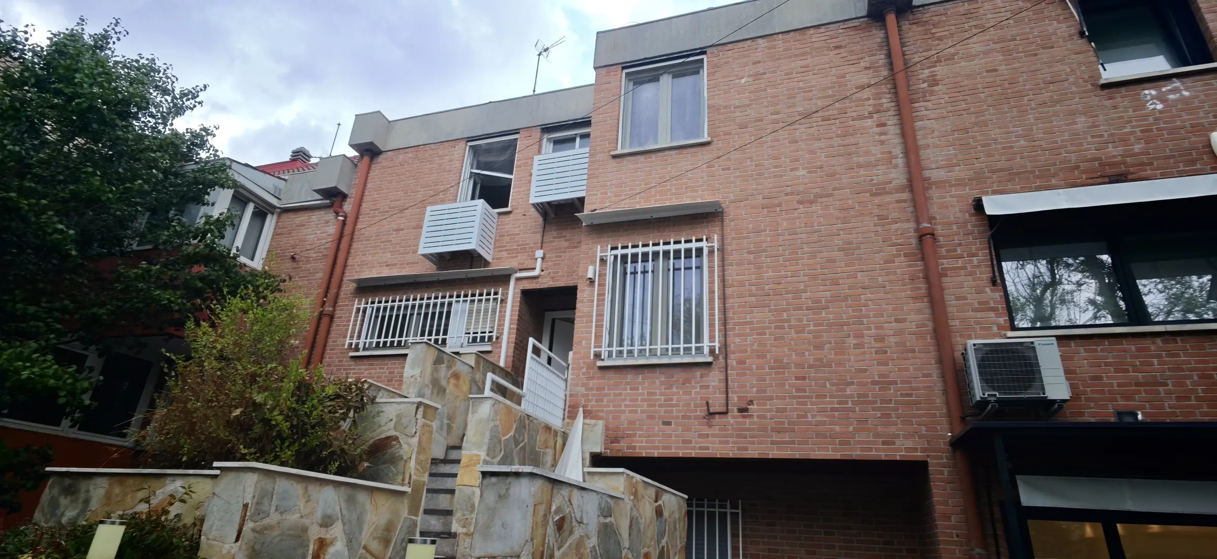 Fachada de ladrillo después del saneamiento de cableado